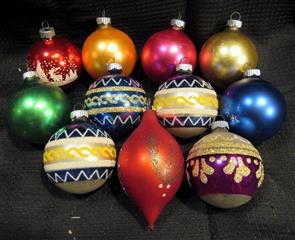 LOT 67 VINTAGE CHRISTMAS ORNAMENTS SANTA LAND VICTORIA - LOT INCLUDES A VARIETY